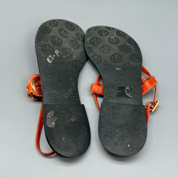 Tory Burch Ali Women 8 Orange Patent Leather Flat Sandals Buckle Thong Gold Logo - Picture 8 of 10